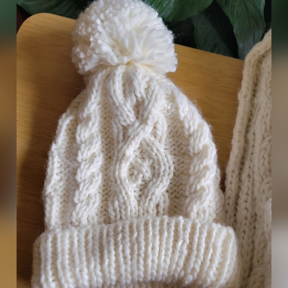 NWOT* GAP Knitted Hat and Scarf Set with pom pom balls. - Picture 5 of 6
